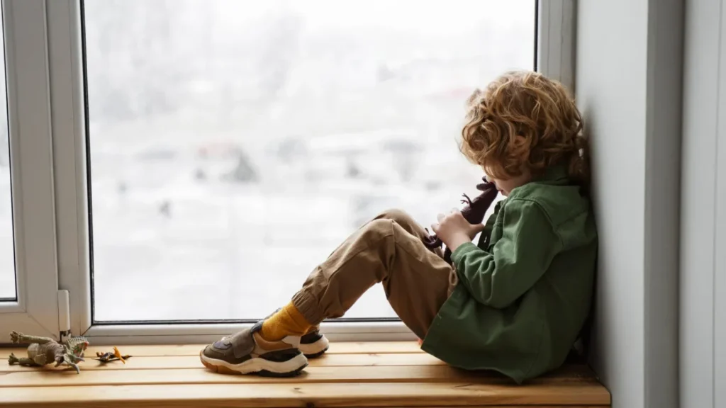 Copil de 9 ani, coșmar TERIBIL: Ținut flămând și în dubiță, un AN întreg