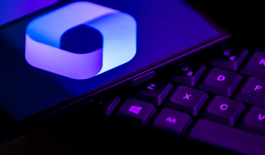 Microsoft a introdus modificări semnificative pentru Copilot în Windows 11, promițând o experiență mai rapidă, dar cu un impact notabil asupra performanței sistemului, conform informațiilor recente