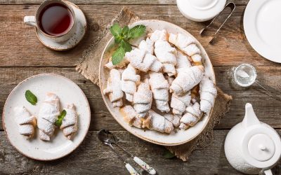 Cornulețe fragede, ispititoare: Rețeta secretă, cu cremă fină, care se termină imediat