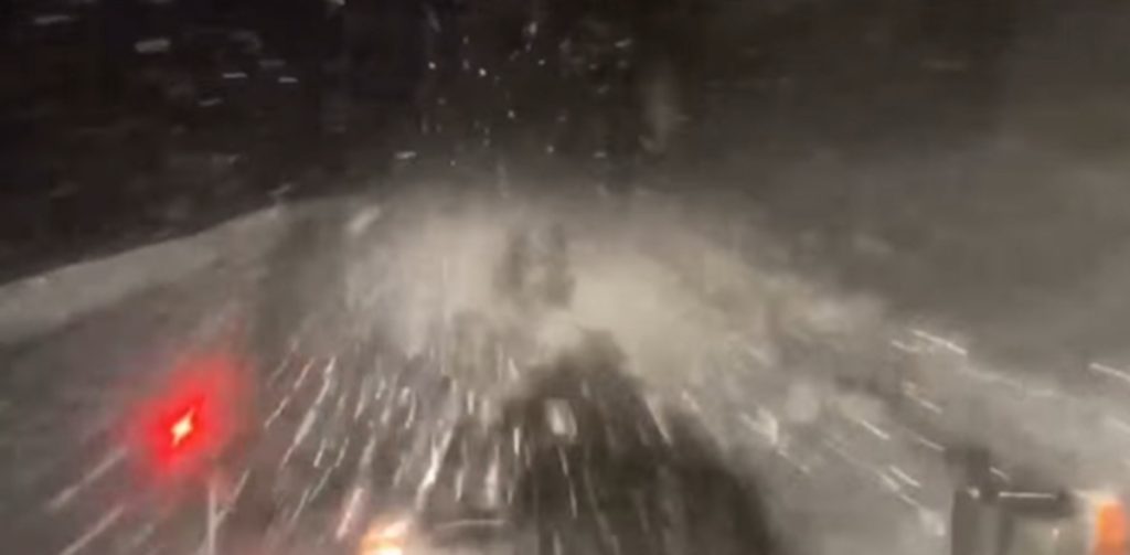 Drumul blestemat: DN7A, blocat de zăpadă în Vâlcea. Intervin utilajele