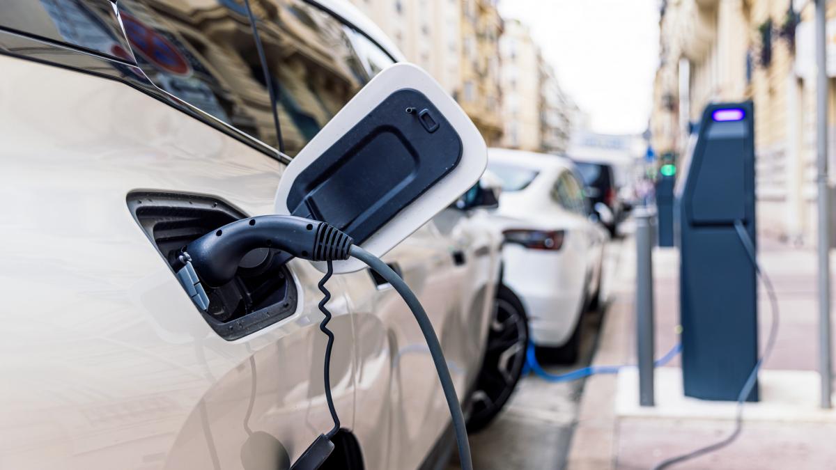 Efectul prețurilor: Europenii trec la electrice. Realitatea bate tranziția energetică