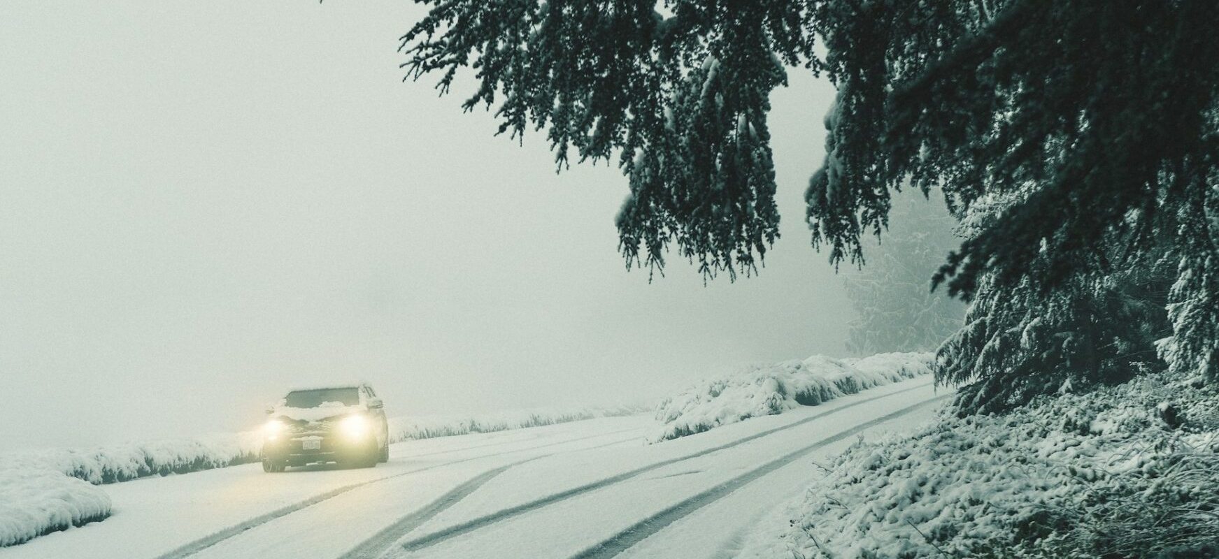 Ninsoarea blochează DN18 spre Suceava: Pasul Prislop, sub asediu