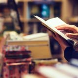 Cartea, în derivă: O economie fragilă în pragul schimbării