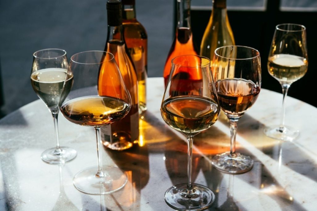 Alege Paharul PERFECT: Ghid Esențial pentru Bauturi!