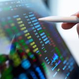 Polymarket: Miliarde pariate pe război. Cine stabilește „adevărul” în piața de predicții?