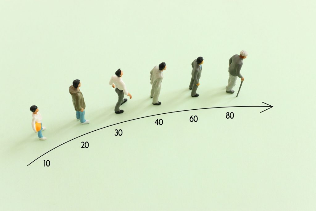 Discriminarea bazată pe vârstă, sau ageismul, nu doar că afectează modul în care ne raportăm la propria îmbătrânire, dar influențează direct și sănătatea, precum și speranța de viață