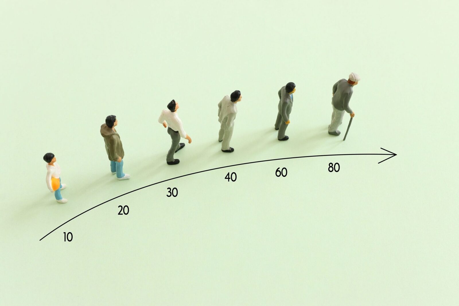 Discriminarea bazată pe vârstă, sau ageismul, nu doar că afectează modul în care ne raportăm la propria îmbătrânire, dar influențează direct și sănătatea, precum și speranța de viață