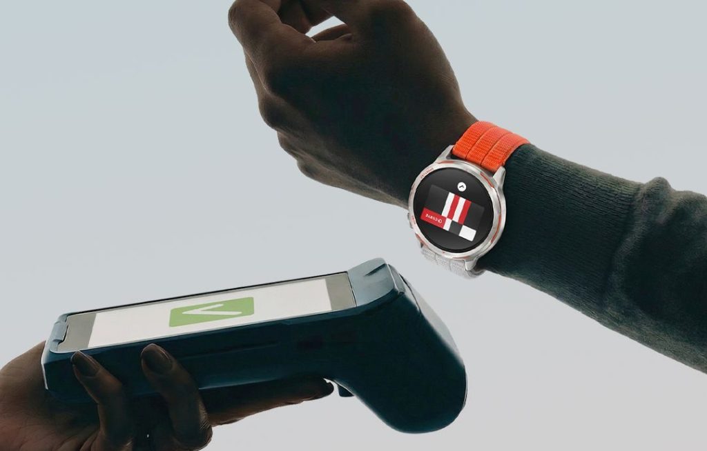 Noua funcționalitate Curve Pay le permite utilizatorilor de smartwatch-uri HUAWEI să efectueze plăți contactless direct de la încheietură, fără a mai fi nevoie de telefon sau card
