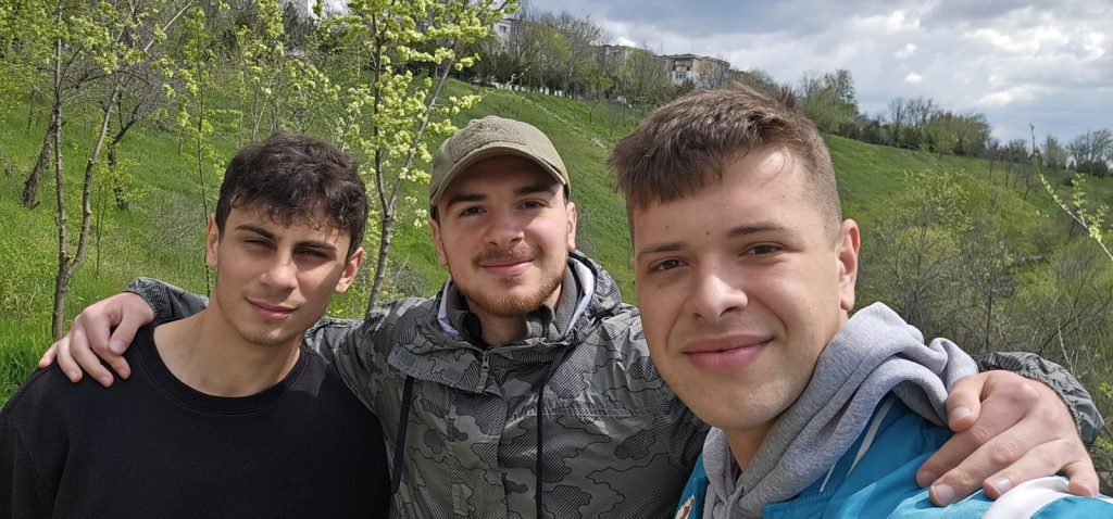 În Vinerea Mare, trei gălățeni au redat parcul copilăriei lor