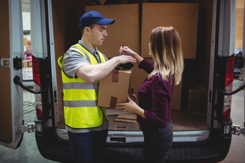 SAMEDAY și Cargus primesc undă verde pentru fuziune: Ce înseamnă pentru piața de curierat? Consiliul Concurenței a aprobat fuziunea dintre companiile de curierat SAMEDAY și Cargus, consolidând astfel poziția celor două firme pe o piață în continuă creștere