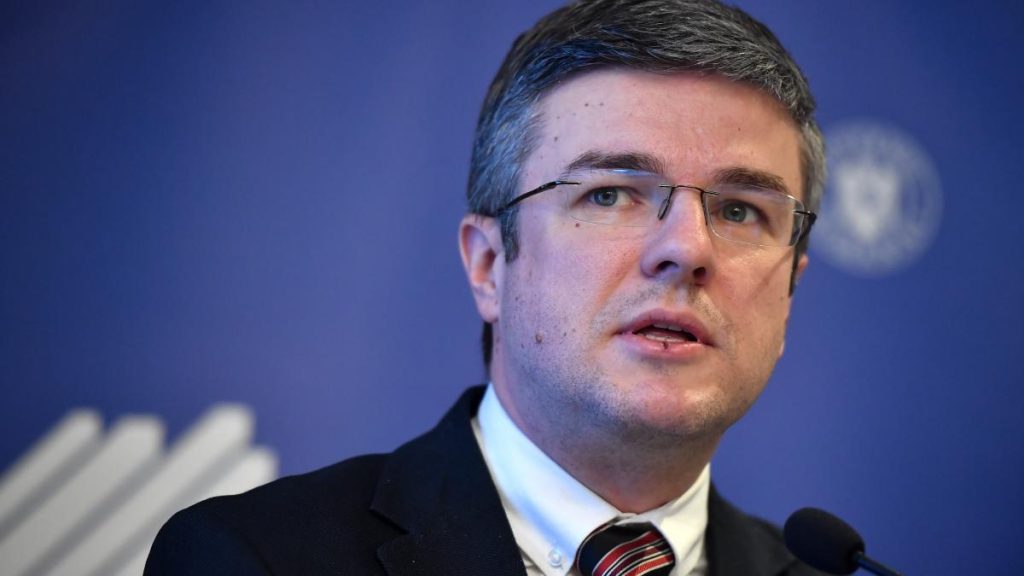 Darău, pesimist: Reducerea FMI trage România în jos, cu criza de carburanți