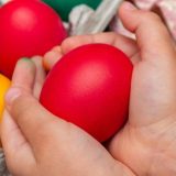 De ce ciocnim ouă roșii de Paști? Semnificația acestui obicei străvechi