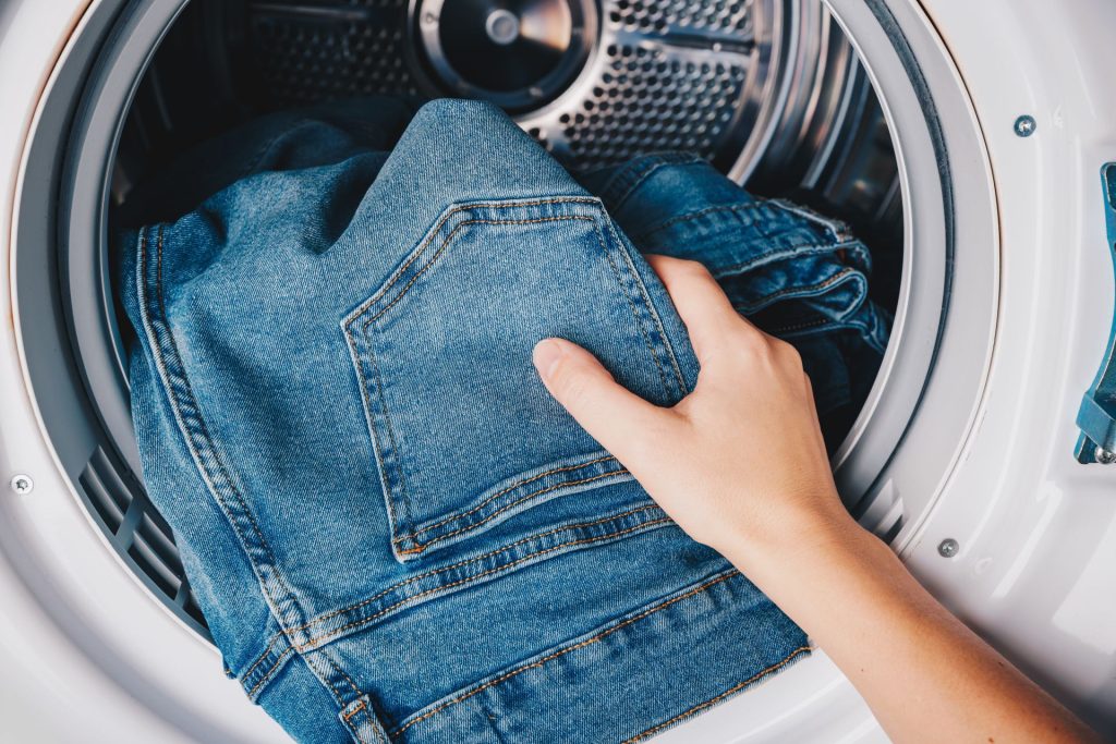 Cei care preferă să-și păstreze blugii pe scaun pentru a-i purta de mai multe ori fac, cel mai probabil, un lucru corect