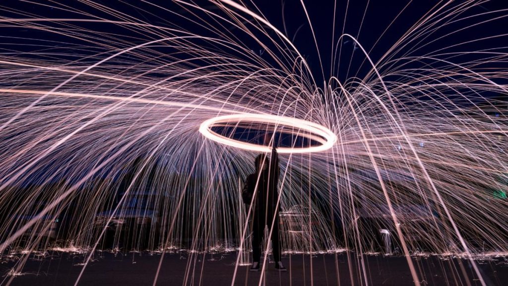 Fizicienii uimesc: „Puncte de întuneric” bat viteza luminii