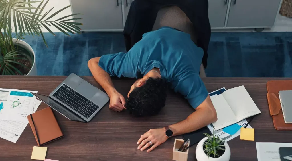 Angajat curajos dă în judecată firma: Câștigă jumătate de milion de euro pentru concediul NEPLĂTIT