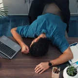 Angajat curajos dă în judecată firma: Câștigă jumătate de milion de euro pentru concediul NEPLĂTIT