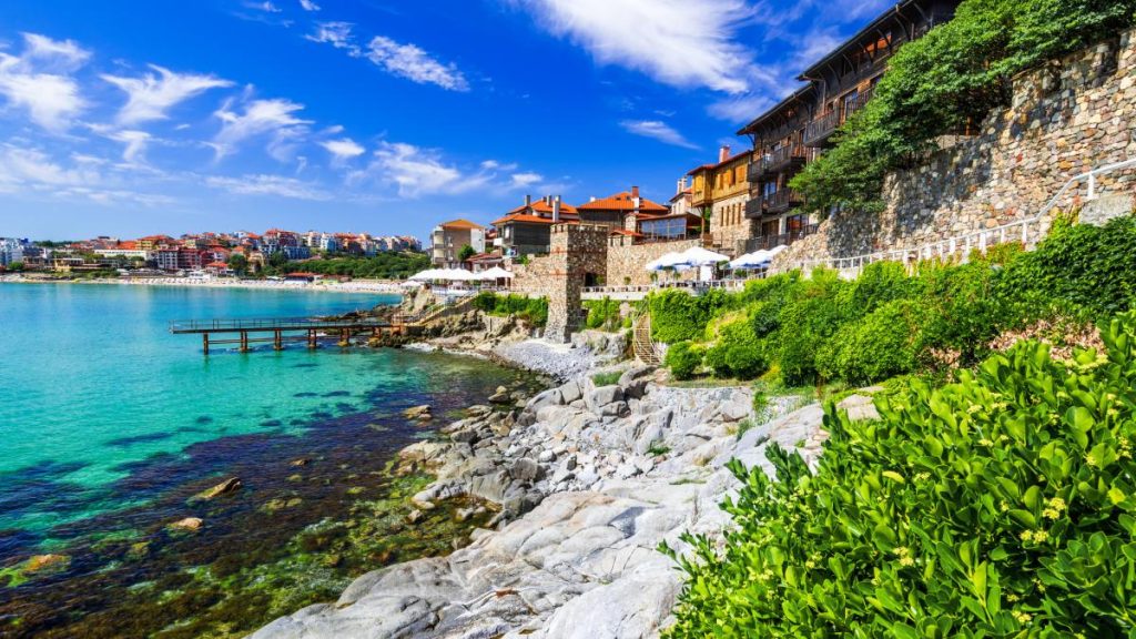 Destinația-minune: Plaje superbe, castele și prețuri mici, aproape de România