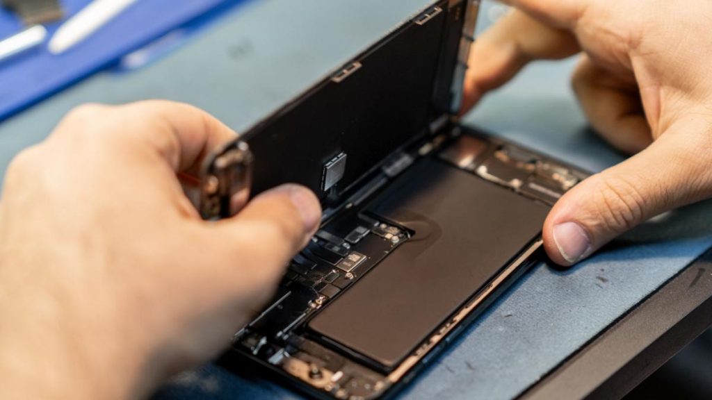 Europa impune schimbări radicale: Telefoanele mobile, transformate din 2027