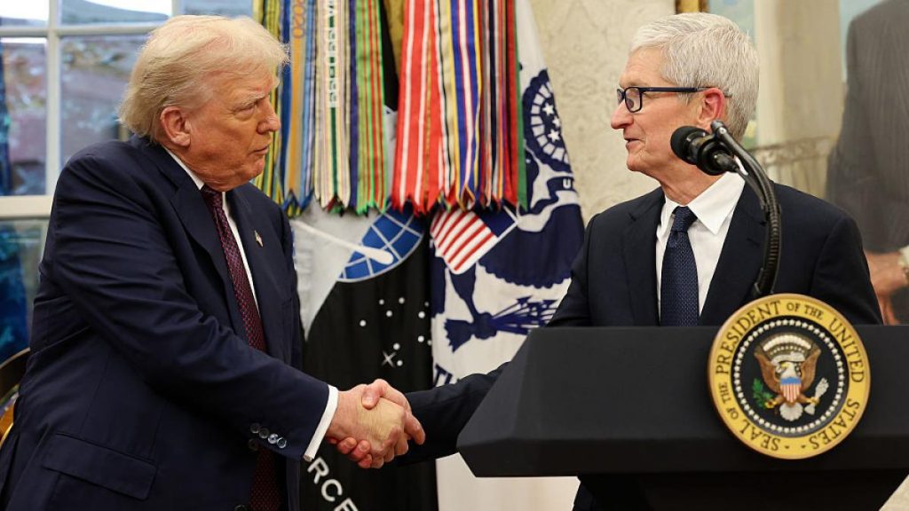 Trump, aroganță maximă: Dezvăluiri despre Tim Cook: „S-a pupat cu mine în fund”
