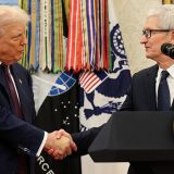 Trump, aroganță maximă: Dezvăluiri despre Tim Cook: „S-a pupat cu mine în fund”