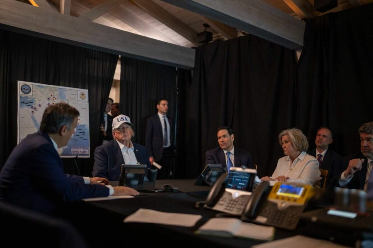 Trump, ședință de urgență despre Ormuz: Ce se întâmplă în „Situation Room”