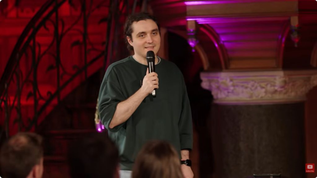 Dragoș face stand-up în engleză: Comicii români cuceresc scenele din Europa