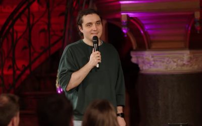 Zeci de spectatori au umplut până la refuz Club 99 din București pentru a-l vedea pe comediantul DRAGOȘ, care a susținut un show de stand-up în limba engleză