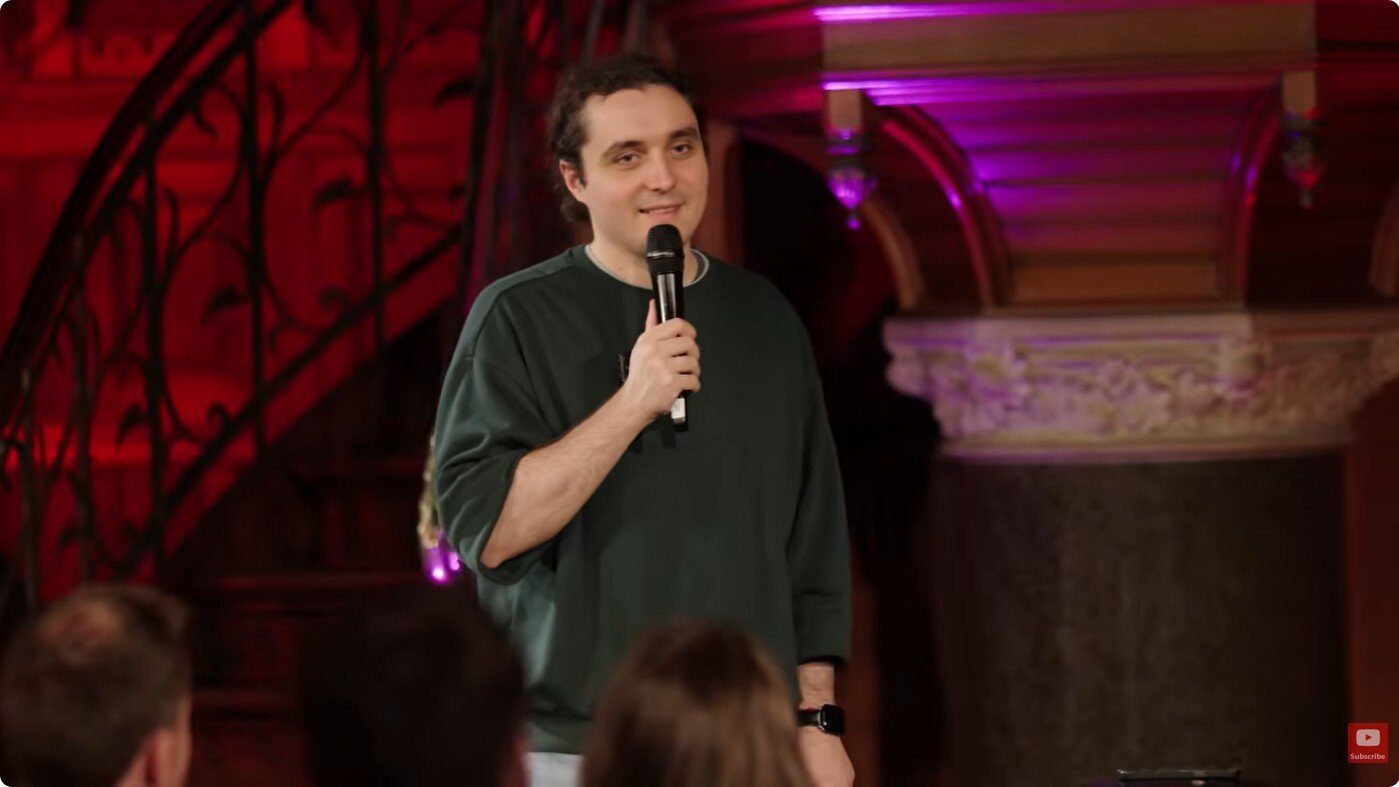 Zeci de spectatori au umplut până la refuz Club 99 din București pentru a-l vedea pe comediantul DRAGOȘ, care a susținut un show de stand-up în limba engleză