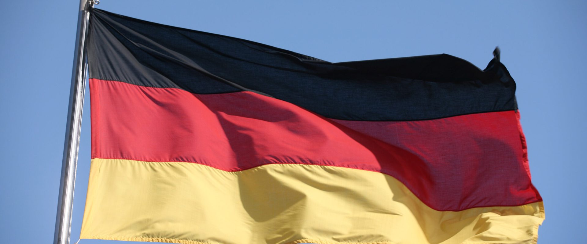 Germania: Tinerii pot călători liber, fără permisiune militară specială