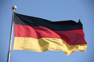 Germania: Tinerii pot călători liber, fără permisiune militară specială