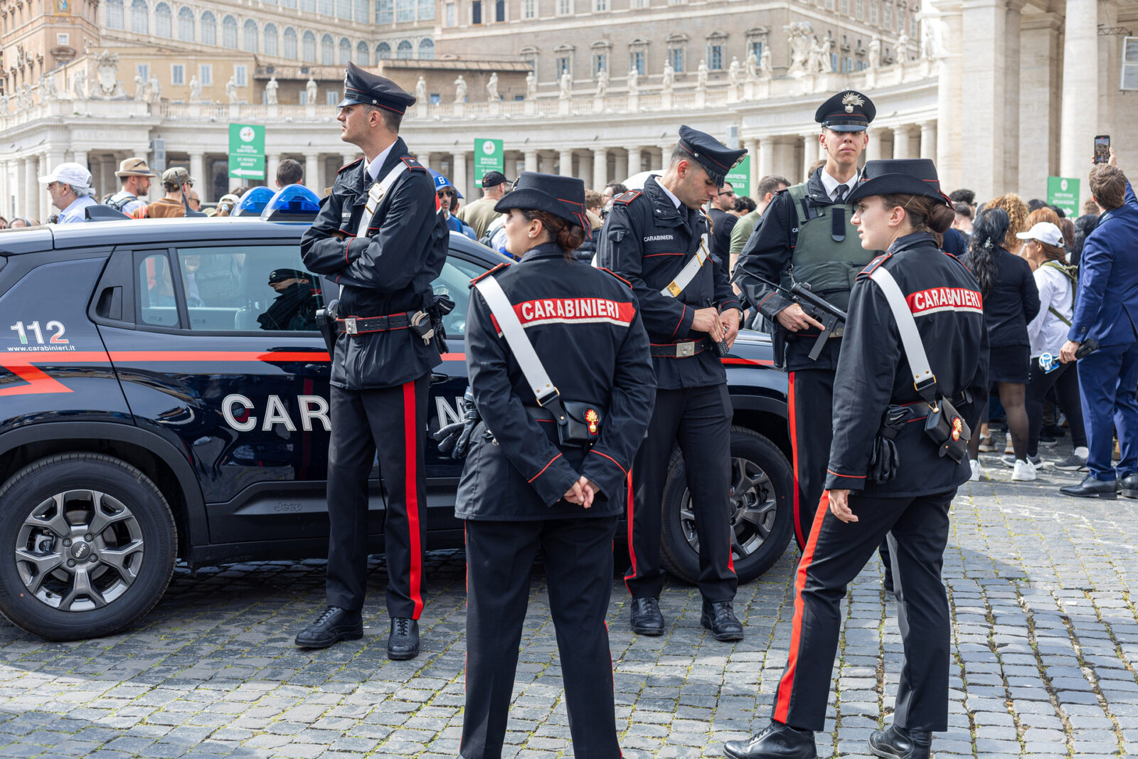 Jaf spectaculos la Napoli: Hoții cu măști celebre au fugit prin canalizare