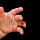 Bebeluș, găsit printre droguri la Roma: Tatăl ROMÂN, arestat. Cuplul, acuzat de omor