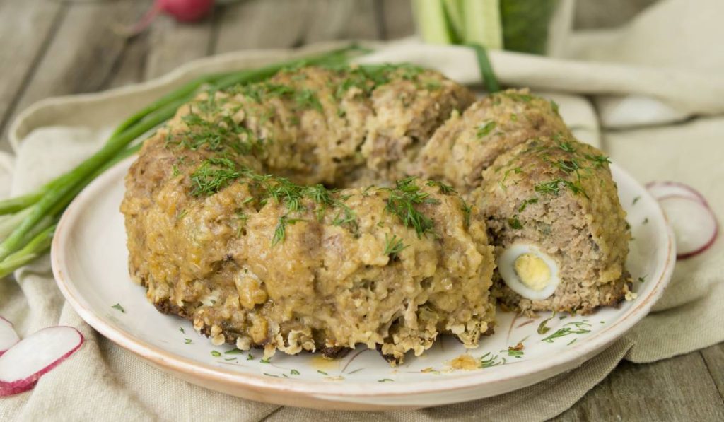 În prag de Paște, gospodinele se pregătesc intens pentru a onora tradiția culinară, iar drobul de miel reprezintă o prezență constantă pe mesele festive