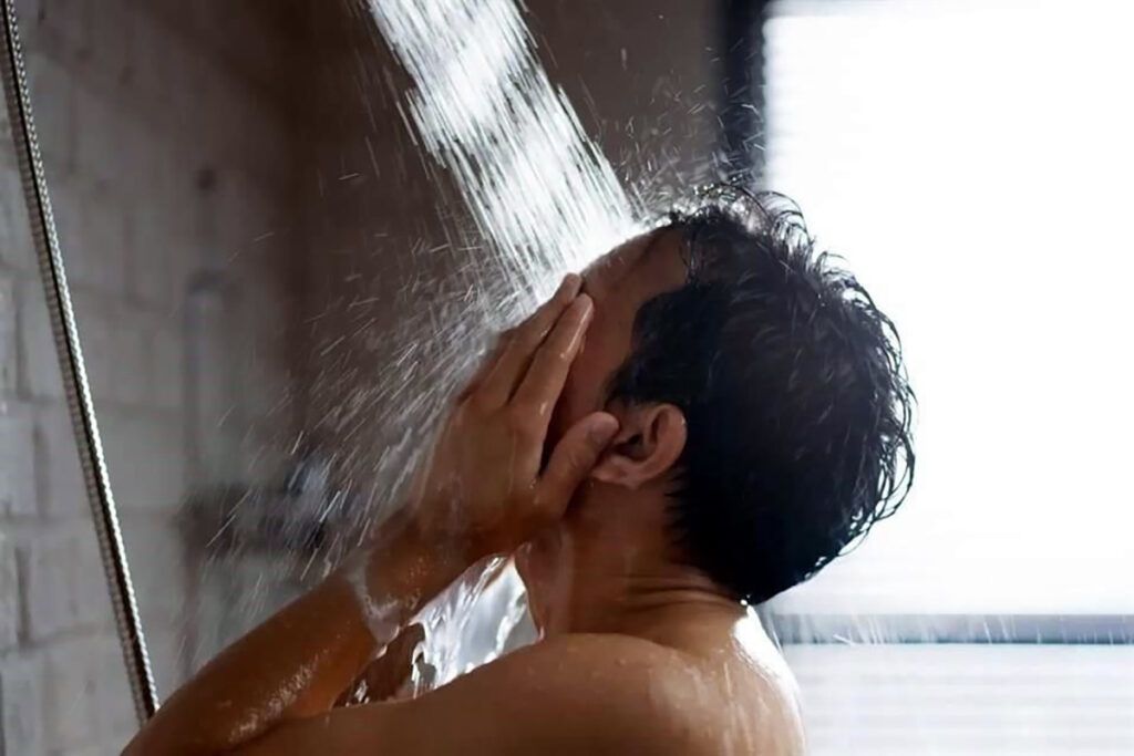 Majoritatea oamenilor fac duș prea des, spun medicii de la Harvard