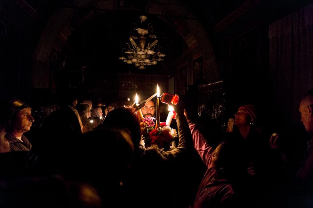 Trei sferturi dintre români, la slujba de Înviere: Sondaj exploziv!