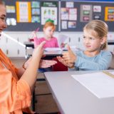 Educația copiilor cu deficiențe de auz: Ghid esențial pentru părinți în România