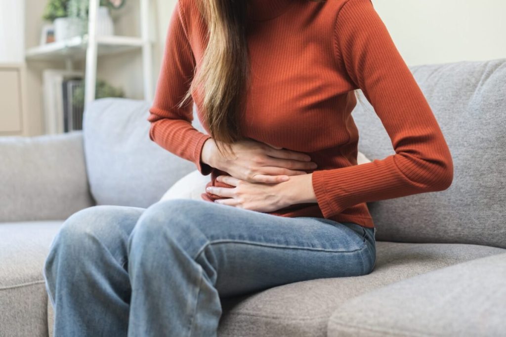 Endometrioza intestinală, o afecțiune ginecologică complexă, poate mima sindromul de colon iritabil, îngreunând diagnosticarea corectă și întârziind tratamentul adecvat