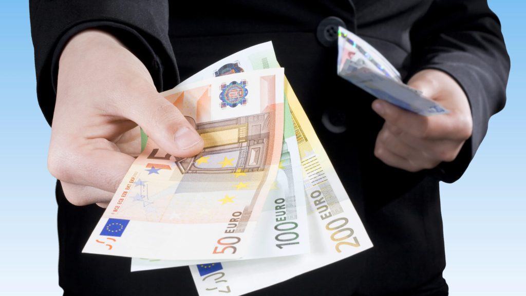 Bani pentru copii: 1.000 de euro de fiecare. În ce țară primesc românii?