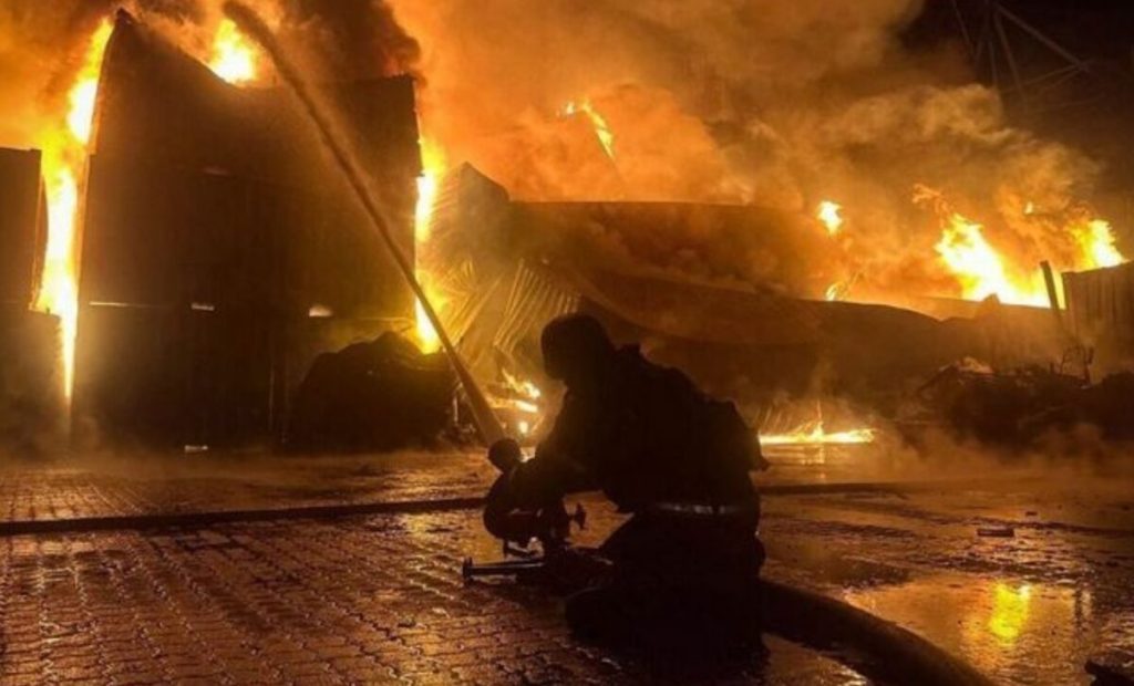 Tineri din Galați, arestați după incendierea unei case