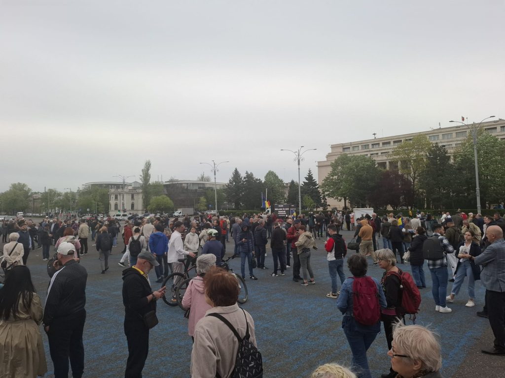 Manifestații pro și contra Bolojan: Piața Victoriei versus sediul PSD