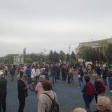 Manifestații pro și contra Bolojan: Piața Victoriei versus sediul PSD