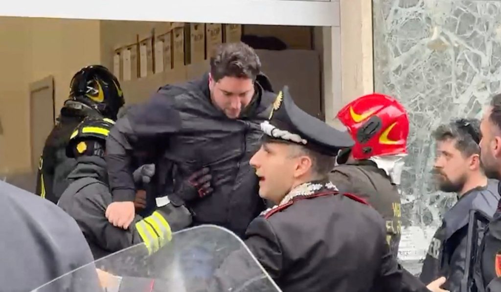 Jaf armat în Napoli: Hoți au luat 25 de ostatici după spargerea unei bănci