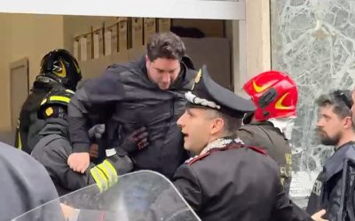 Jaf armat în Napoli: Hoți au luat 25 de ostatici după spargerea unei bănci