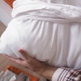 Cât de des schimbi fața de pernă? Greșeala banală care-ți pune sănătatea-n pericol!