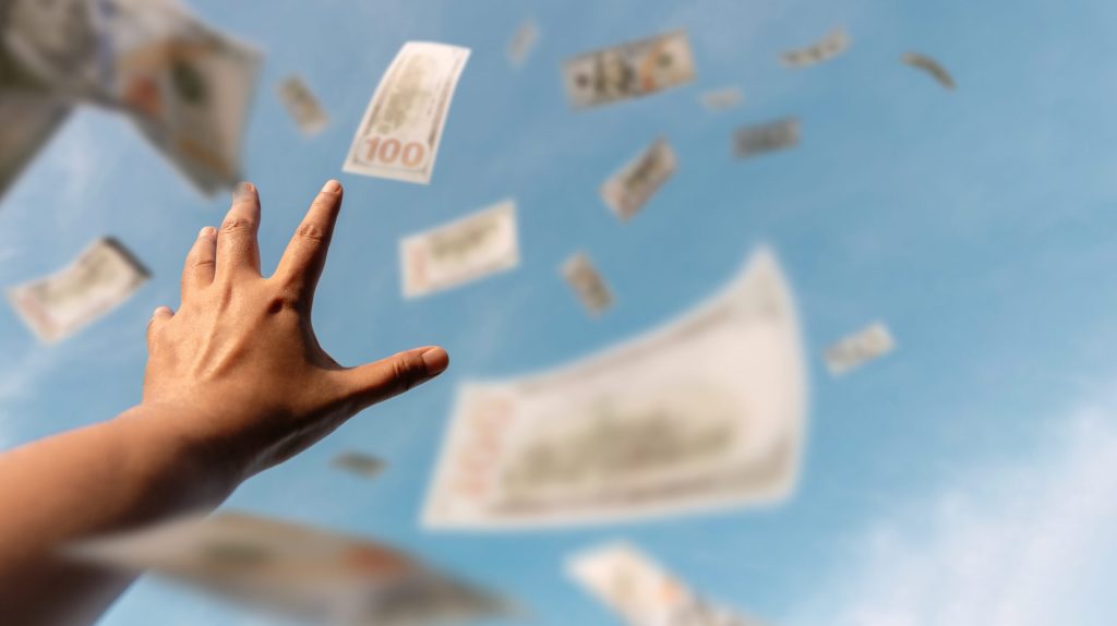 Ceartă cu scântei: O femeie din România a aruncat 160.000 de dolari de la balcon