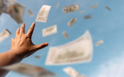 Ceartă cu scântei: O femeie din România a aruncat 160.000 de dolari de la balcon