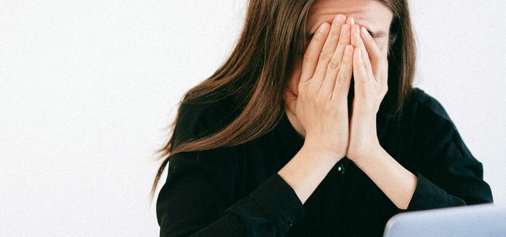 Milenialii, generația „cocosată”: Avertismentul experților despre ecrane