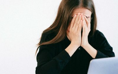 Milenialii, generația „cocosată”: Avertismentul experților despre ecrane