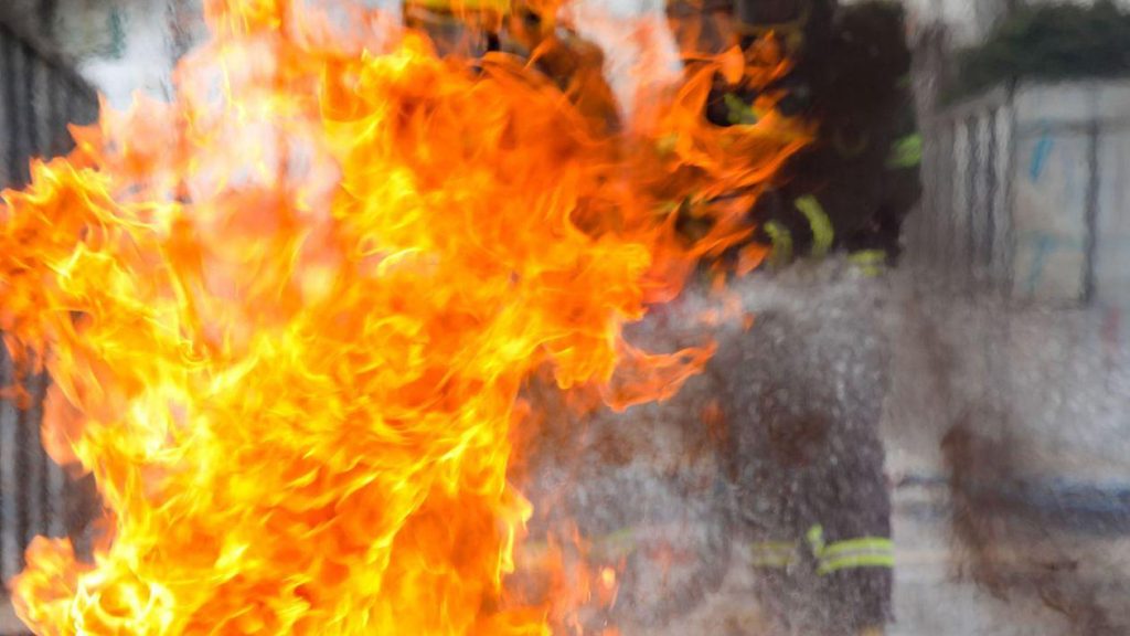 Incendiu URIAȘ la o rafinărie din Australia: Autoritățile evaluează efectele