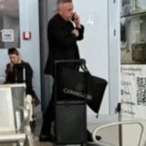 Barbu, pozat cu geanta de lux: Nu știe de Louis Vuitton